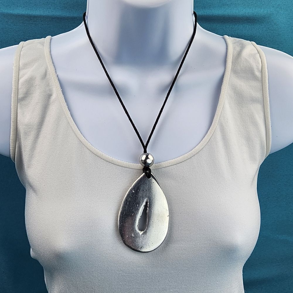 🔺️NWT Soft Surroundings Silver Aluminum Teardrop Pendant Necklace